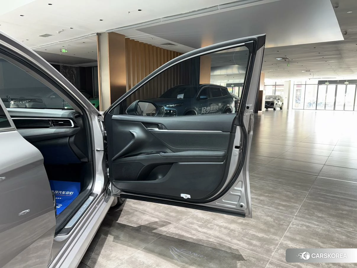 Toyota Camry 2021 Серебристо-серый из Китая, фото 6