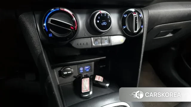 Hyundai Kona 2018 Светло-серебряный цвет из Кореи, фото 6