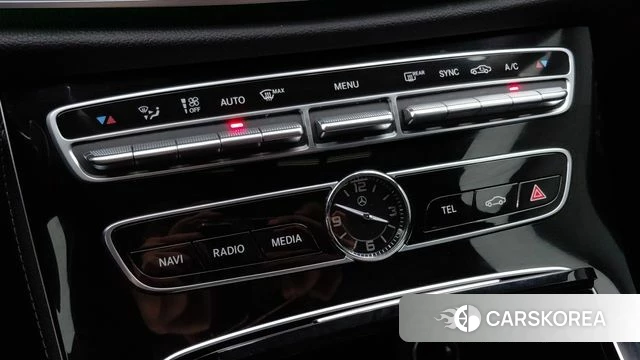 Mercedes-Benz E-Class W213 2018 Светло-серебряный цвет из Кореи, фото 6