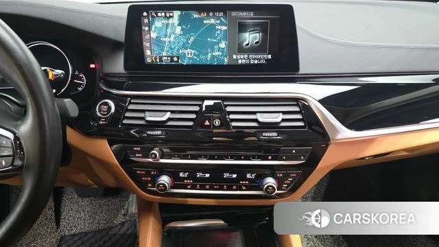 BMW 5 Series (G30) 2018 Светло-серебряный цвет из Кореи, фото 6