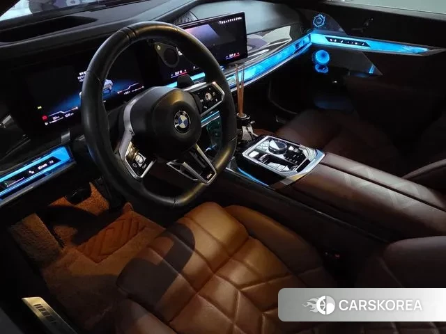 BMW 7 Series (G70) 2023 Светло-серебряный цвет из Кореи, фото 6