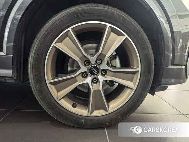 Audi Q2L 2022 Темно-серый из Китая, фото 6