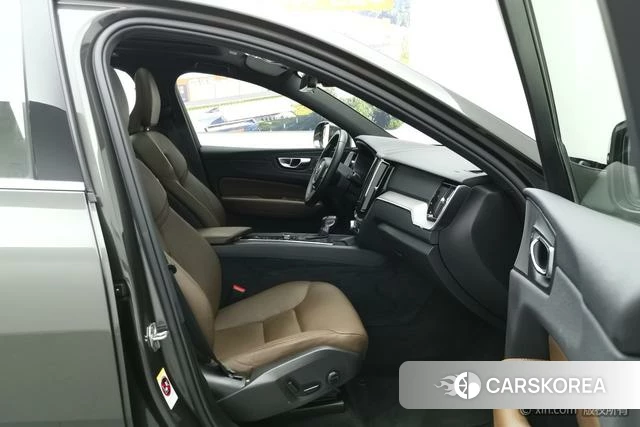 Volvo XC60 2021 Темно-серый из Китая, фото 6