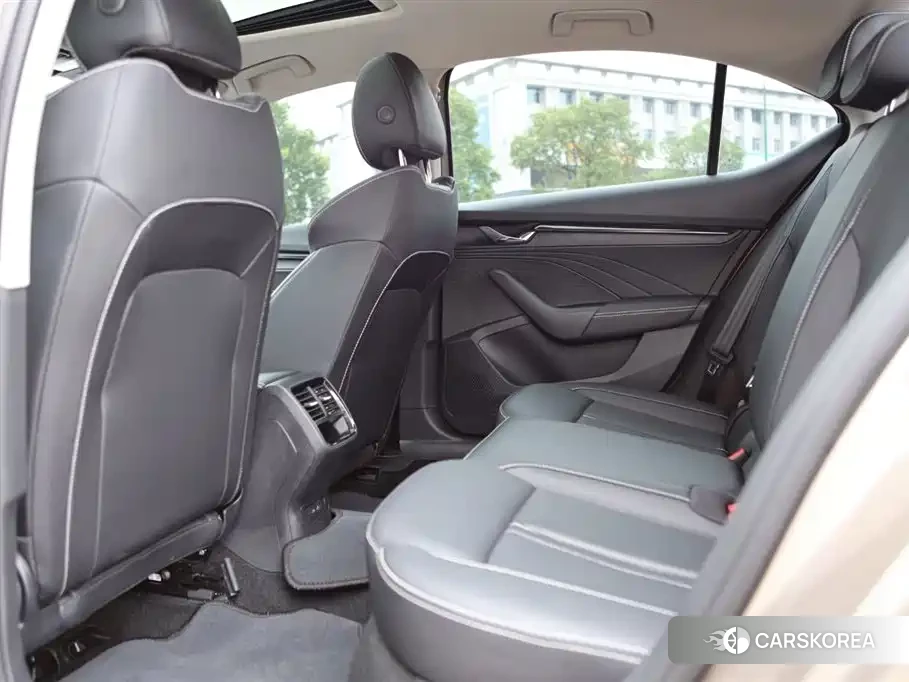 Skoda Octavia 2022 Champagne/brown из Китая, фото 6