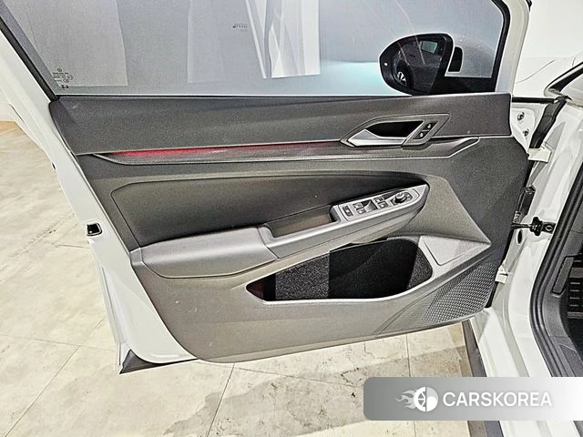 Volkswagen Golf 8th Generation 2023 Белый из Кореи, фото 6