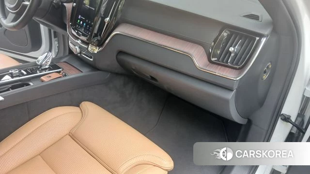 Volvo XC60 second Generation 2023 Жемчужный цвет из Кореи, фото 6