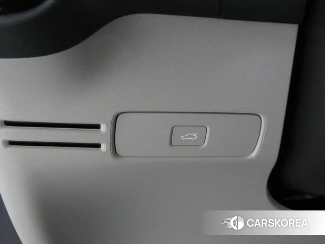 Volvo XC40 2026 Светло-серебряный цвет из Кореи, фото 6