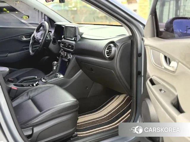 Hyundai Kona 2018 Светло-серебряный цвет из Кореи, фото 6