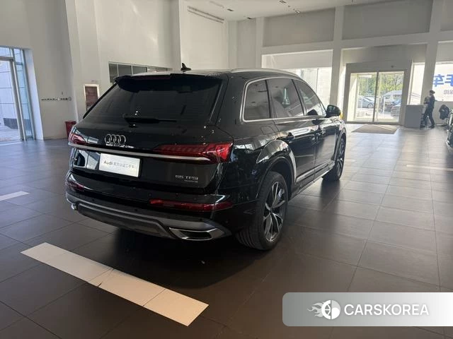 Audi Q7 2023 Черный из Китая, фото 6
