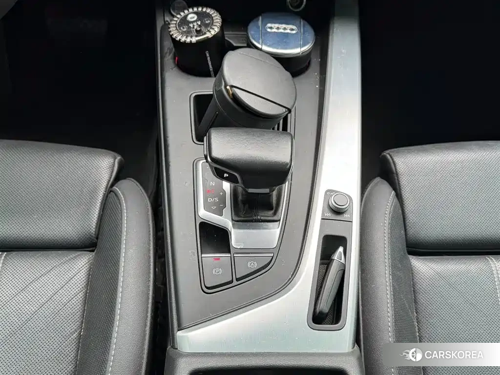 Audi A4L 2021 Silver/gray из Китая, фото 6