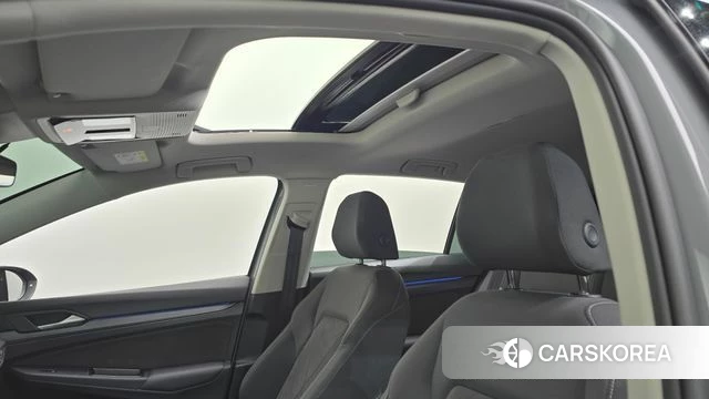 Volkswagen Golf 8th Generation 2023 Серебристо-серый из Кореи, фото 6