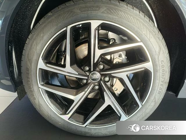 Audi Q6L e-tron 2026 Темно-серый из Китая, фото 6