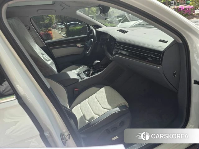 Volkswagen Touareg 3rd generation 2025 Белый из Кореи, фото 6