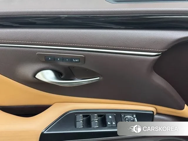 Lexus ES300h 7th generation 2021 Серебристо-серый из Кореи, фото 6