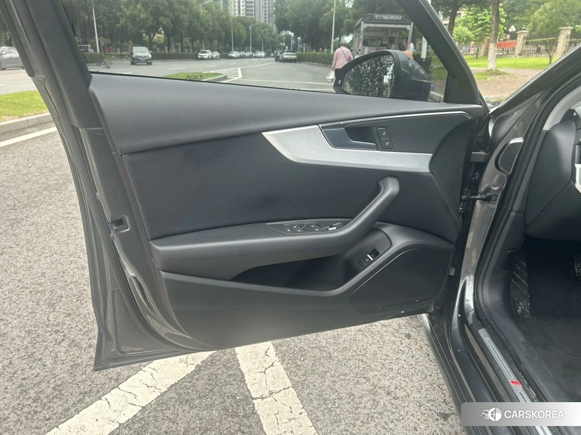 Audi A4L 2020 Темно-серый из Китая, фото 6