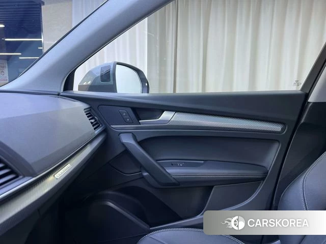Audi Q5L 2021 Темно-серый из Китая, фото 6