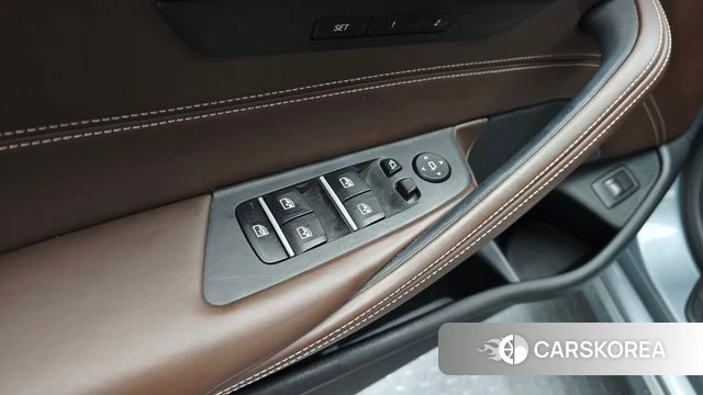 BMW 5 Series (G30) 2018 Небесно-голубой из Кореи, фото 6