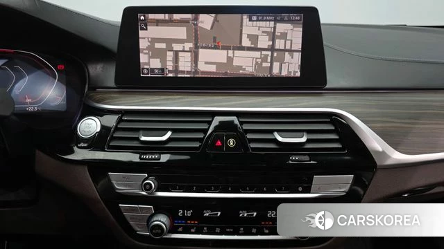 BMW 5 Series (G30) 2020 Серебристо-серый из Кореи, фото 6