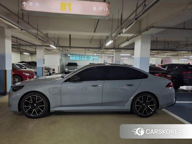 BMW M5 (G90) 2026 Цвет галактики из Кореи, фото 6
