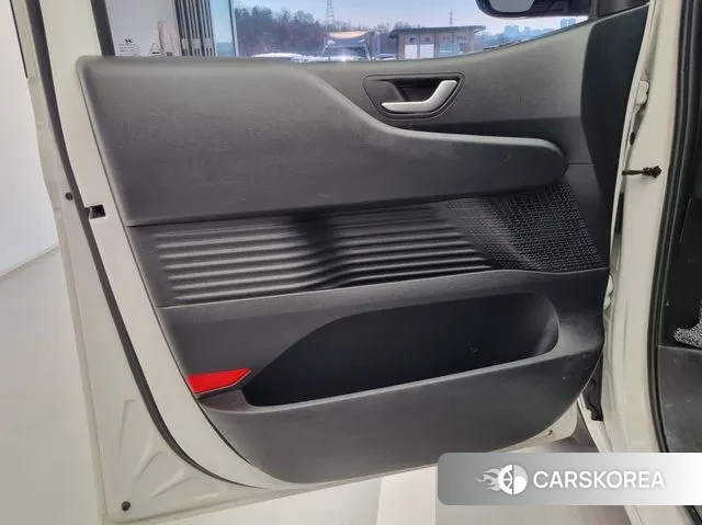 Hyundai Staria 2023 Белый из Кореи, фото 6