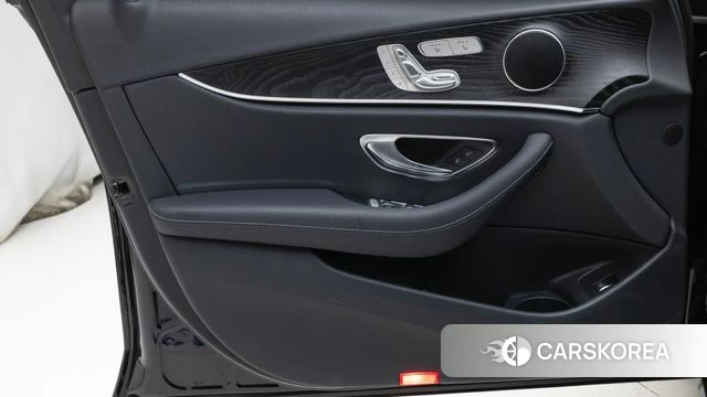 Mercedes-Benz E-Class W213 2023 Черный из Кореи, фото 6