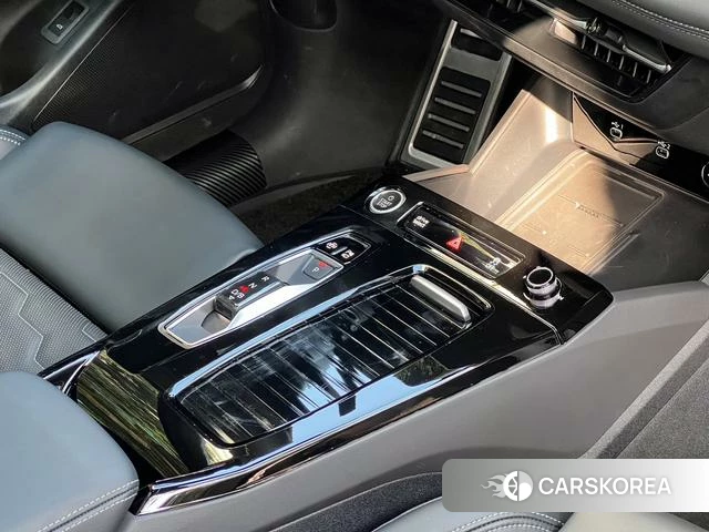 Audi Q6L e-tron 2025 Белый из Китая, фото 6