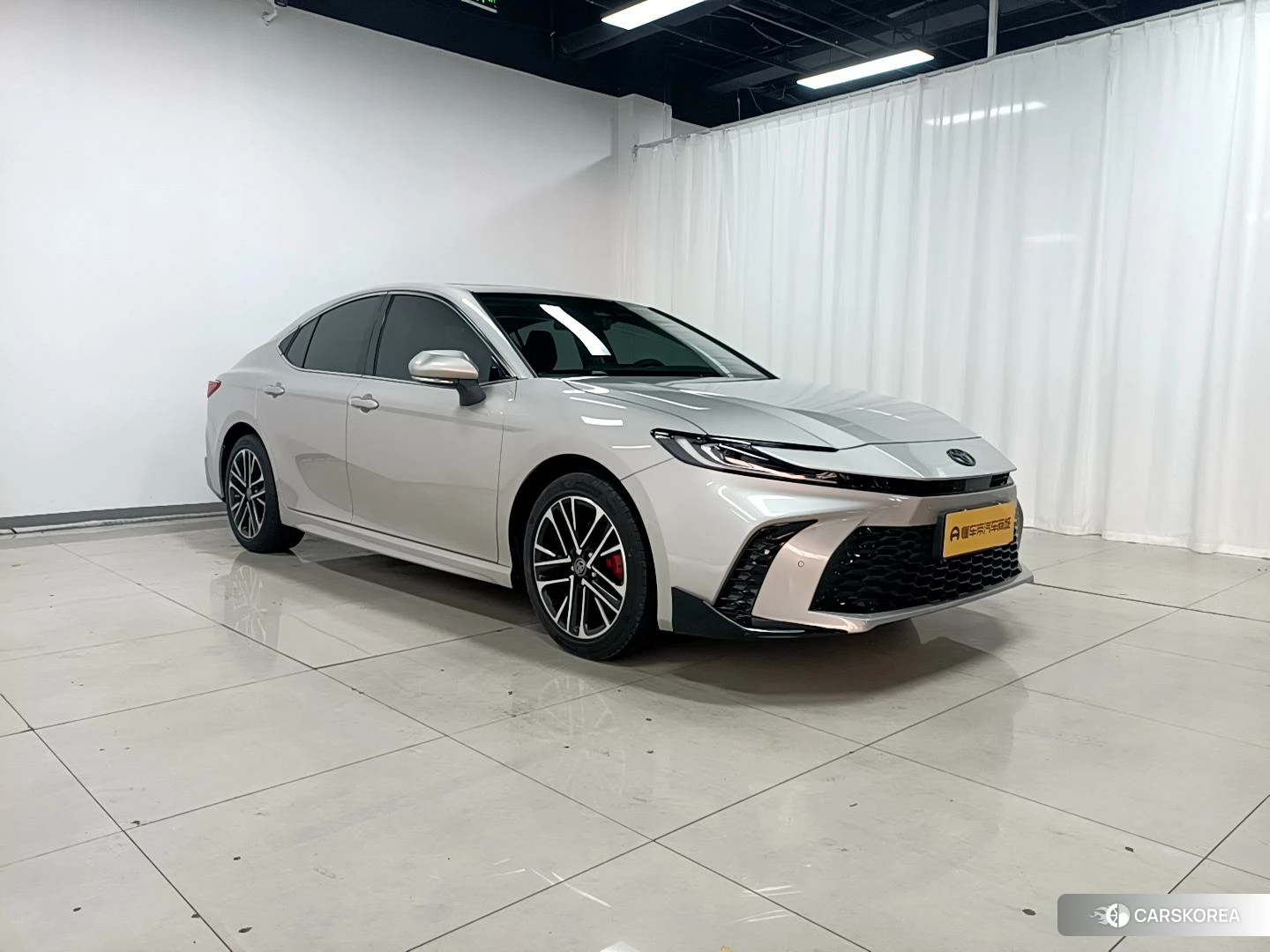Toyota Camry 2025 Серебристо-серый из Китая, фото 6