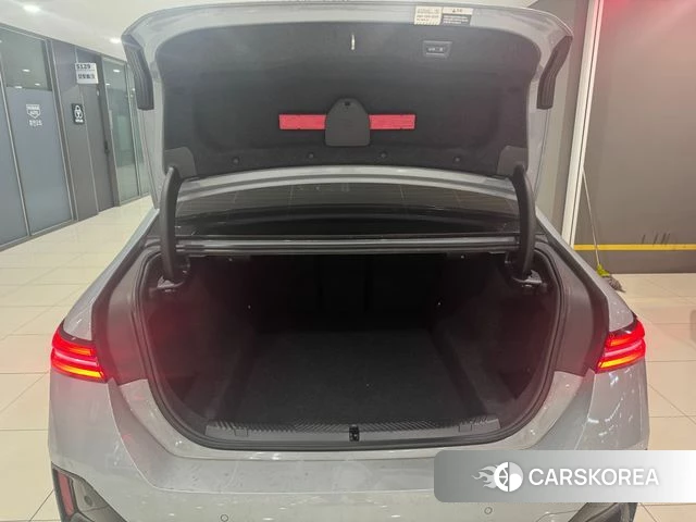 BMW 5 Series (G60) 2024 Светло-серебряный цвет из Кореи, фото 6