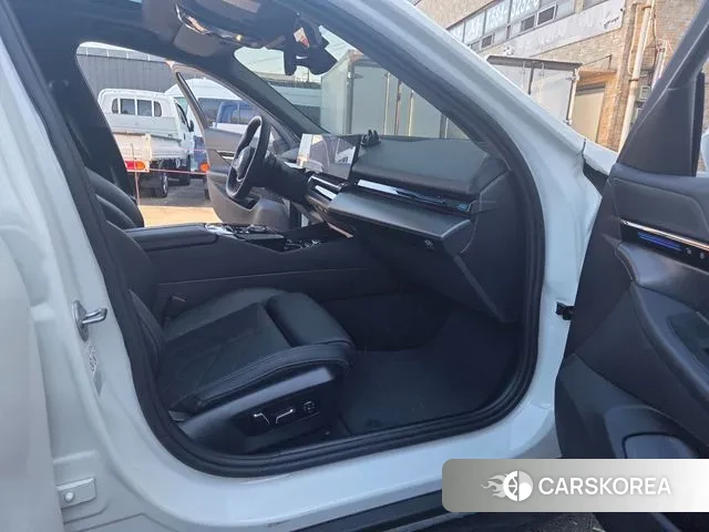 BMW 5 Series (G60) 2023 Белый из Кореи, фото 6