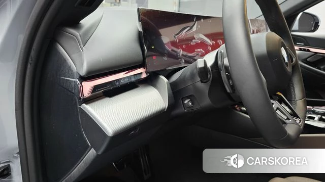 BMW 5 Series (G60) 2025 Светло-серебряный цвет из Кореи, фото 6