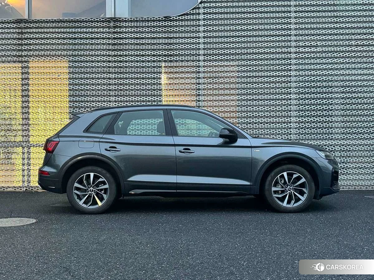 Audi Q5L 2023 Темно-серый из Китая, фото 6