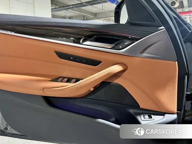 BMW 5 Series (G30) 2021 Серебристо-серый из Кореи, фото 6