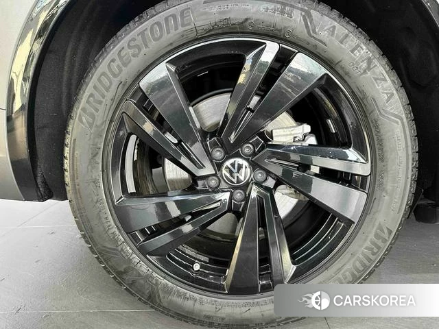 Volkswagen Touareg 2024 Темно-серый из Китая, фото 6