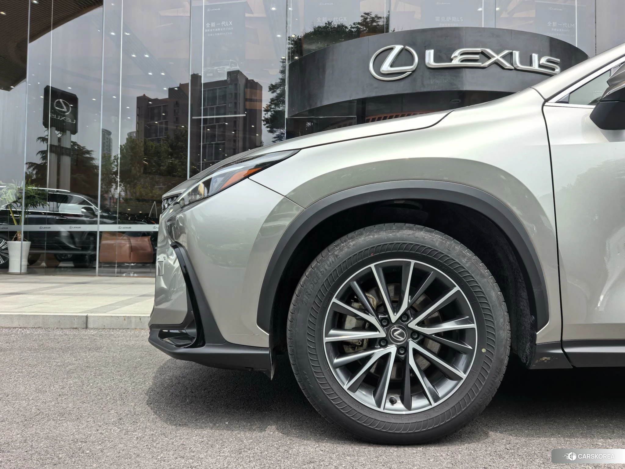 Lexus NX 2023 Серебристо-серый из Китая, фото 6