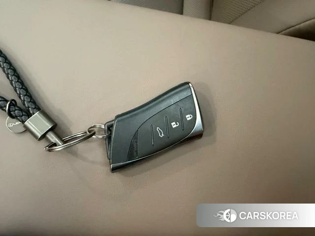 Lexus ES 2023 Серебристо-серый из Китая, фото 6