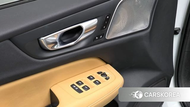 Volvo V60 Cross-Country 2nd Generation 2023 Белый из Кореи, фото 6