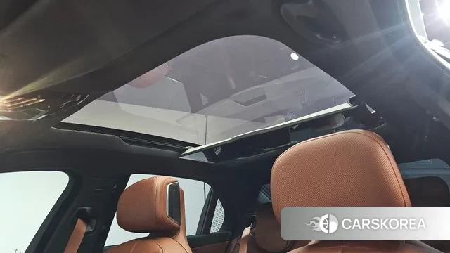 BMW 7 Series (G70) 2024 Светло-серебряный цвет из Кореи, фото 6