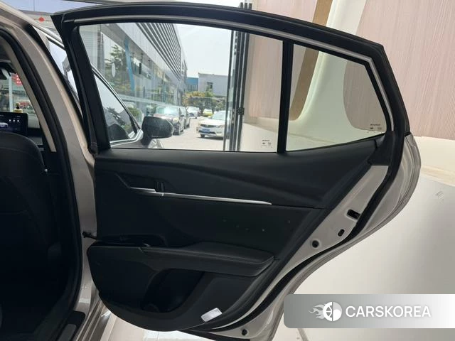 Toyota Camry 2024 Серебристо-серый из Китая, фото 6