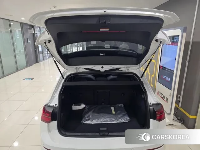 Volkswagen Golf 8th Generation 2023 Белый из Кореи, фото 6