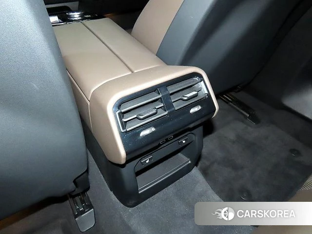 BMW 5 Series (G60) 2025 Светло-серебряный цвет из Кореи, фото 6