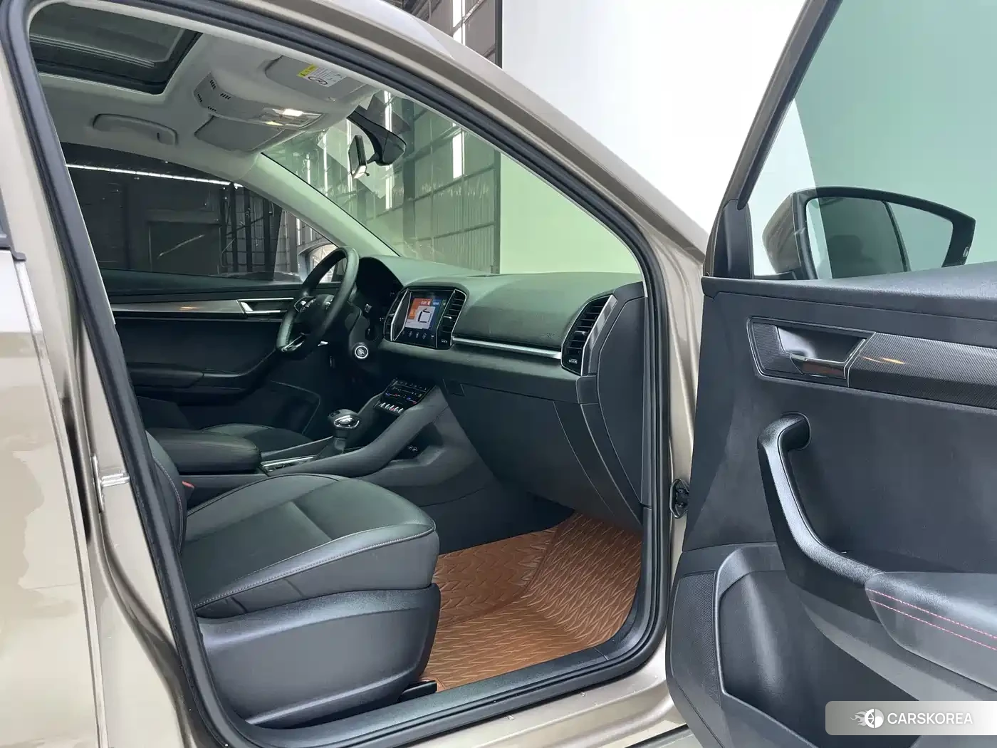 Skoda Karoq 2023 Champagne/brown из Китая, фото 6