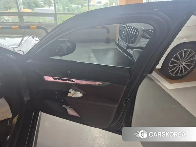 BMW 7 Series (G70) 2023 Черный двухцветный из Кореи, фото 6