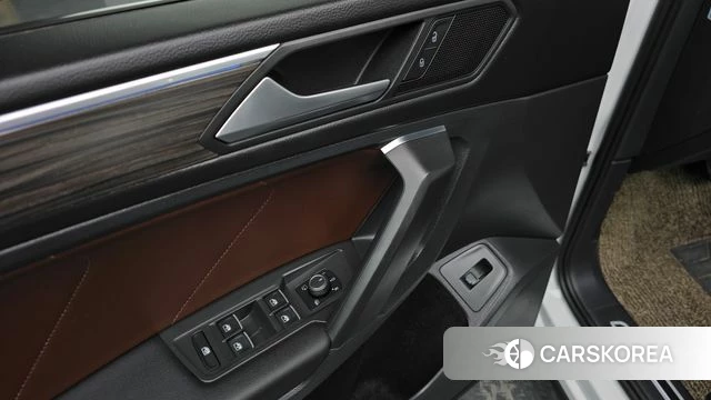 Volkswagen Tiguan Allspace 2023 Белый из Кореи, фото 6