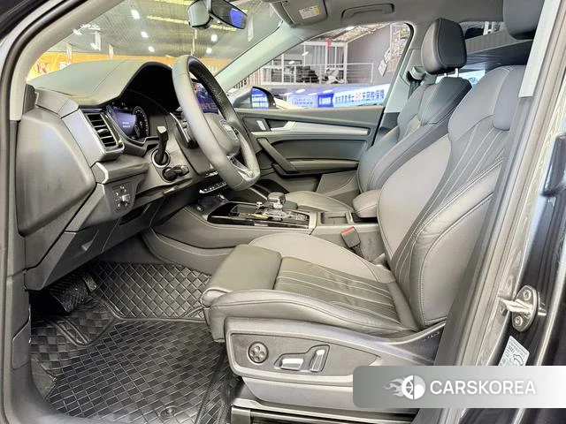 Audi Q5L 2024 Темно-серый из Китая, фото 6