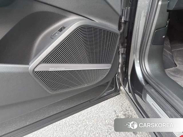 Audi Q5L 2023 Темно-серый из Китая, фото 6