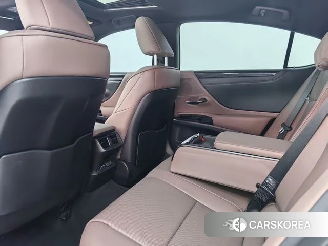 Lexus ES 2023 Серебристо-серый из Китая, фото 6