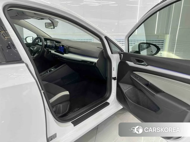 Volkswagen Golf 2023 Белый из Китая, фото 6