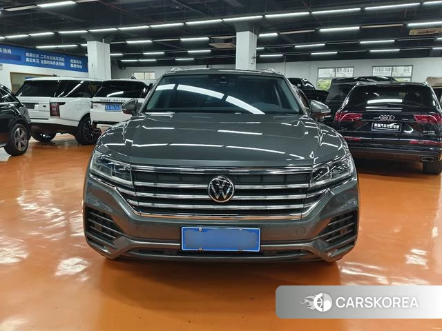 Volkswagen Touareg 2023 Темно-серый из Китая, фото 6