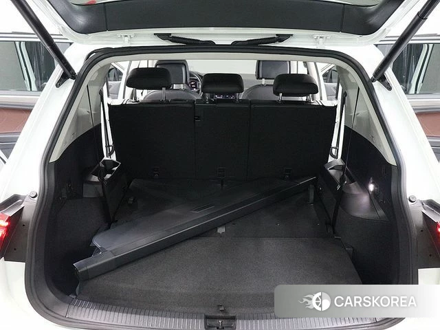 Volkswagen Tiguan Allspace 2023 Белый из Кореи, фото 6