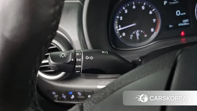 Hyundai Kona 2018 Светло-серебряный цвет из Кореи, фото 6